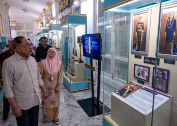 ANWAR Ibrahim ditemani Dr. Wan Azizah Wan Ismail meluangkan masa mengunjungi Muzium Diraja Abu Bakar, Johor Bahru, semalam. – FB ANWAR IBRAHIM