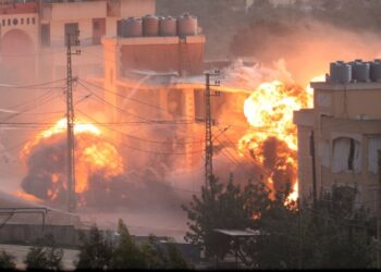 SERANGAN udara tentera Israel memusnahkan sebuah bangunan di perkampungan Kfar Tibnit, selatan Lubnan, kelmarin. Zionis terus melancarkan serangan ke wilayah Palestin, meskipun telah mempersetujui pelaksanaan gencatan senjata. – AFP