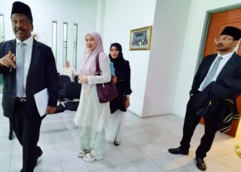DR. AFIFAH Hidayah Ahmad Tawfek (tengah) selepas prosiding di Mahkamah Tinggi Syariah Seremban, Bandar Sri Sendayan, Seremban hari ini.-UTUSAN /MOHD. SHAHJEHAN MAAMIN
