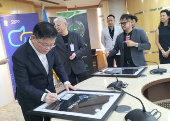 CHOW Kon Yeow sewaktu menandatangani Memorandum Persefahaman (MoU) antara Digital Penang dan HWD System di George Town, Pulau Pinang