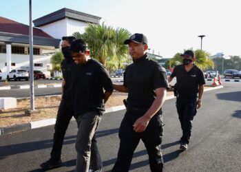 POLIS membawa suspek ke Kompleks Mahkamah Alor Setar, Kedah hari ini untuk mendapatkan perintah reman bagi membantu siasatan kes bunuh eksekutif bank semalam.UTUSAN/SHAHIR NOORDIN