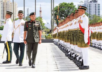 MALEK Razak Sulaiman Memeriksa Kawalan Kehormatan Utama pada Sambutan Mula Tugas PAT Ke-24 di Wisma Pertahanan, Kuala Lumpur, semalam. – UTUSAN/FARIZ RUSADIO