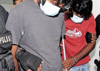 Utes Ramankisnen (kiri) dan Arasan Ramankisnen didakwa atas tuduhan membunuh di Mahkamah Majistret Johor Bahru, semalam.