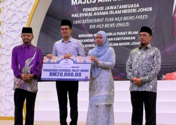MOHD. Fared Mohd. Khalid (dua dari kiri) menyampaikan bantuan zakat pada Majlis Amanat 2026 di Pusat Islam Iskandar Johor hari ini.-UTUSAN/BAAZLAN IBRAHIM