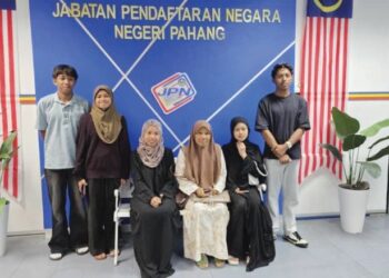 HAZLINA Husin (tiga, kanan) bersama lima anaknya dibawa ke pejabat Jabatan Pendaftaran Negara untuk proses pendaftaran dokumentasi.