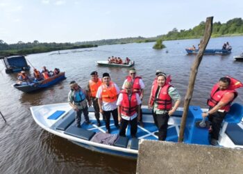 OPERASI bot pelancongan dan berkayak di Tasik Bera, Pahang kembali dibuka kepada orang ramai setelah ditutup kira-kira 10 tahun.