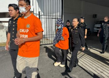 KEDUA-dua suspek dibawa pegawai SPRM untuk mendapatkan perintah reman di Mahkamah Alor Setar, Kedah hari ini.