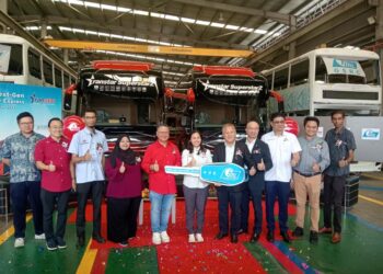 TEO Nie Ching (tengah) pada Program Penyerahan Rasmi Bas Mewah Generasi Baharu di di Jalan Senai Jaya, Senai, Johor hari ini