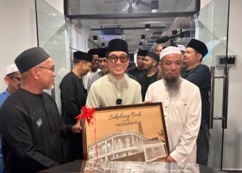 RIZALMAN Ibrahim pada majlis perasmian Surau Ar-Rijal di Taman Merbau Jaya, Sungai Dua, Butterworth, Pulau Pinang, semalam.