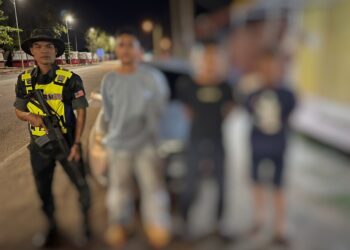 ANGGOTA Batalion 7 PGA bersama tiga suspek yang ditahan selepas merampas sepucuk pistol di Pengkalan Kubor, Tumpat, Kelantan.