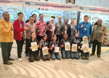 Anfal Saari (tengah) bergambar bersama Ahli Majlis Kanak-Kanak Petaling Jaya. Turut kelihatan, Mohamad Zahri (empat dari kiri) dan Robert Gass (lima dari kanan).