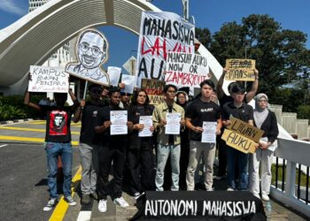 ADAM Raiyan Abd. Rahim (tengah) dalam sidang sidang akhbar di hadapan Parlimen Malaysia, hari ini.