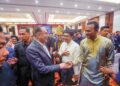 ANWAR Ibrahim beramah mesra dengan warga Kementerian Perpaduan Negara selepas Majlis Perhimpunan Bulanan di Putrajaya, semalam. – UTUSAN/FAISOL MUSTAFA