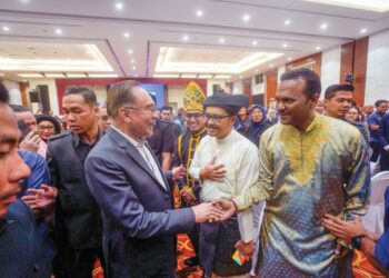 ANWAR Ibrahim beramah mesra dengan warga Kementerian Perpaduan Negara selepas Majlis Perhimpunan Bulanan di Putrajaya, semalam. – UTUSAN/FAISOL MUSTAFA