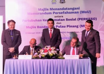 MOHAMMED Azman Aziz Mohammed (dua dari kanan) dan A. Rajendran (dua dari kiri) ketika majlis penyerahan dokumen MoU antara Perkeso dan MBPP di Pejabat Perkeso Pulau Pinang di George Town, Pulau Pinang, hari ini.-UTUSAN/SAFINA RAMLI