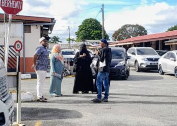 AHLI keluarga mangsa kemalangan ibu dan anak berkumpul di Unit Forensik Hospital Kota Tinggi, hari ini.
