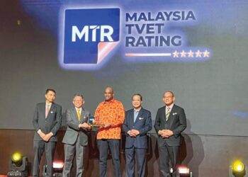R. RAMANAN (tengah) menerima plak selepas melancarkan Malaysia TVET Rating pada Majlis Anugerah Institusi TVET 5 Bintang di ibu negara, semalam.