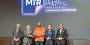 R. RAMANAN (tengah) menerima plak selepas melancarkan Malaysia TVET Rating pada Majlis Anugerah Institusi TVET 5 Bintang di ibu negara, semalam.