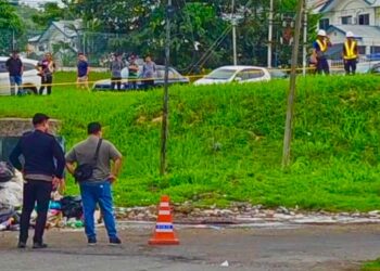 ANGGOTA polis melakukan siasatan susulan penemuan bahagian badan manusia di tempat pembuangan sampah di Taman Indah Permai, Kota Kinabalu, Sabah pagi tadi