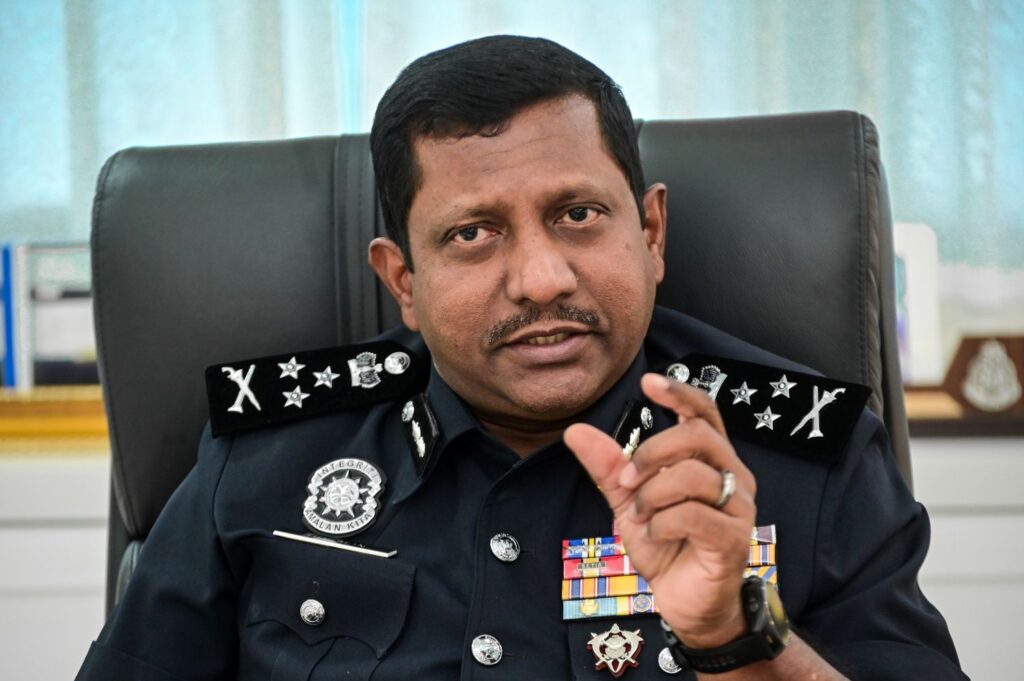 Tiga termasuk pegawai kanan polis ditahan ketika berhibur