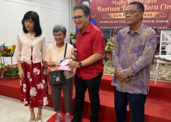 NUR Jazlan Mohamed (dua kanan) menyampaikan duit raya pada Majlis Rumah Terbuka Tahun Baharu Cina 2026 Peringkat Dun Perling di Kompleks Tan Sri Mohamed Rahmat, Johor Bahru.