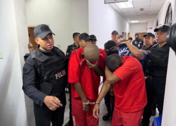 SEBAHAGIAN ahli kumpulan jenayah terancang yang dihadapkan ke mahkamah di Johor Bahru, hari ini. - UTUSAN/BAAZLAN IBRAHIM