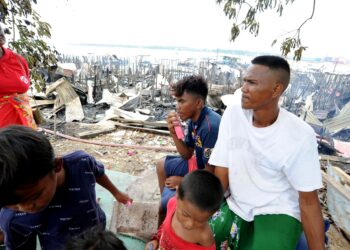 SEBAHAGIAN penduduk Orang Asli termenung apabila 30 buah rumah kediaman terbakar di perkampungan Orang Asli Teluk Jawa,  Johor Bahru, Johor hari ini. UTUSAN/RAJA JAAFAR ALI