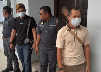 MOHD. Hashim Mohd. Nor (kanan) dan Herrykurniawan (dua dari kiri) hadir di Mahkamah Sesyen Seremban hari ini bagi menghadapi pertuduhan kesalahan membuang puntung rokok di tempat awam bulan lalu.–UTUSAN/ NOR SHAFIQAH MOHD. GHAZALI