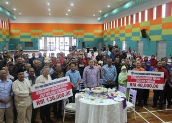 ANTHONY Loke Siew Fook bergambar bersama Pengerusi JPKK Parlimen Seremban dan DUN Chennah pada majlis minum petang di Sikamat, Seremban hari ini.UTUSAN/NOR SHAFIQAH MOHD GHAZALI