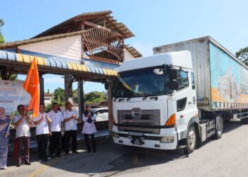 FADHLINA Sidek (kiri) diiringi oleh Ketua Pengarah Operasi Farm Fresh, Azmi Zainal (dua dari kiri) ketika melakukan simbolik pelepasan pada Majlis Penyerahan 'Smartboard' Prasekolah serta pelepasan satu kontena susu UHT 125ml percuma untuk murid prasekolah di seluruh Pulau Pinang di SK Bandar Tasek Mutiara, Pulau Pinang hari ini.-UTUSAN/DANIAL SAAD