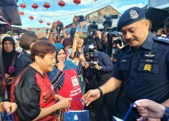 AZIZEE Ismail (kanan) bertemu dengan orang ramai pada majlis advokasi dan pelancaran Ops Selamat 25/2026 sempena Tahun Baharu Cina di Pasar Awam Jelutong, Pulau Pinang hari ini.-UTUSAN/SAFINA RAMLI