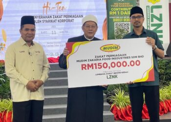 SYEIKH Fadzil Awang (tengah) sambil disaksikan Syeikh Zakaria Othman menerima cek cura daripada wakil syarikat Mudim Zakaria Food Industries pada Majlis Penyerahan Zakat Perniagaan Syarikat Korporat di Kompleks LZNK di Alor Setar, Kedah.