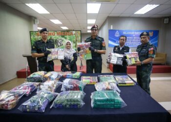 BALVEER Singh Mahindar Singh (tengah) menunjukkan sebahagian cecair serta peranti rokok elektronik yang dirampas dalam Op E-Ciggarette Mega di Kedah, Pulau Pinang dan Perak pada sidang akhbar di Kubang Pasu, Kedah, semalam. - UTUSAN/ SHAHIR NOORDIN