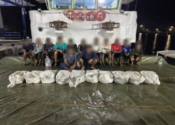 KRU kapal Kamal Bangkok yang ditahan bersama guni berisi dadah dipercayai syabu oleh Agensi Penguatkuasaan Maritim Malaysia (Maritim Malaysia) di perairan Kuantan, semalam.