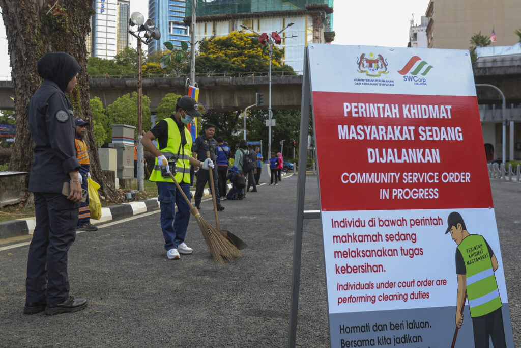 Pesalah buang sampah kecil jalani hukuman khidmat masyarakat.