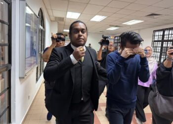 SEORANG pemandu e-hailing, Alvin Choo Chee Hong (kanan) diiringi peguam ketika dibawa ke Mahkamah Majistret Johor Bahru di sini untuk pendakwaan kesalahan mencabul seorang penumpang wanita.