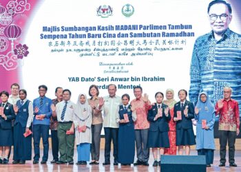 ANWAR Ibrahim pada majlis Sumbangan Kasih Madani Parlimen Tambun SempenaTahun Baharu Cina  dan Sambutan Ramadan di Sekolah Menengah Jenis Kebangsaan Yuk Choy, Ipoh, Perak, semalam.