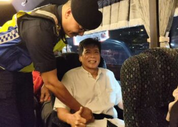 Zulkarnain Yasin (kiri) melakukan pemeriksaan terhadap pemakaian tali pinggang keledar kepada penumpang bas ekspres ketika mengetuai Ops Khas Tahun Baharu Cina 2026 di Terminal Larkin Sentral, Johor Bahru.