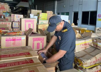 PENGUATKUASA KPDN Johor merampas 818 lampu sembahyang ciplak dalam tiga serbuan yang dijalankan terhadap sebuah gudang dan dua premis perniagaan di Batu Pahat, Johor.