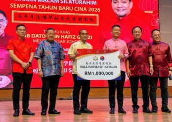 Onn Hafiz Ghazi menyampaikan cek bernilai RM1 juta kepada Pengerusi Lembaga Pengarah Kolej Universiti Selatan, Datuk Vincent Tan Meng Seng pada Majlis Silaturahim Tahun Baharu Cina di Kolej Universiti Selatan, Johor Bahru.