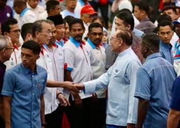 ANWAR Ibrahim bertemu dengan anggota PKR yang hadir pada Konvensyen Keadilan Kedah 2026 di Alor Setar, Kedah semalam- UTUSAN/ SHAHIR NOORDIN