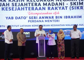 ANWAR Ibrahim melancarkan Dasar Kasih Keluarga Negara dan  Jelajah Sejahtera MADANI – Skim Insurans Kesejahteraan Rakyat (SIKR) di Institut Latihan Kementerian Kesihatan Malaysia, Sultan Azlan Shah, Ulu Kinta di Ipoh, Perak hari ini.