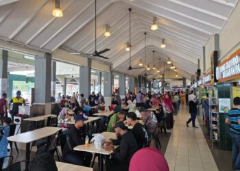 KEADAAN di R&R Tapah yang dipenuhi pelanggan ketika tinjauan sempena cuti Tahun Baru Cina di Tapah, Perak hari ini.-UTUSAN/AIN SAFRE BIDIN