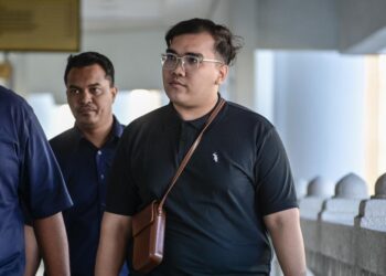 SEORANG individu yang didakwa atas kesalahan membuat hantaran video lucah ketika hadir di Mahkamah Sesyen Jenayah Kuala Lumpur di sini, hari ini. - UTUSAN/SYAKIR RADIN