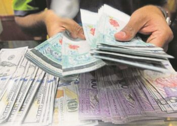RINGGIT ditutup tinggi pada 3.8970/3.9020 pada 5 petang semalam, berbanding 3.9010/3.9070 pada sesi dagangan akhir Jumaat lalu.