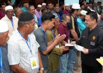 TUANKU Syed Faizuddin Putra Jamalullail 
berkenan berangkat menyempurnakan 
majlis penyerahan agihan zakat MAIPs
di Masjid Nurul Huda, Felda Chuping, semalam.-UTUSAN