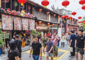 ORANG ramai bersiar-siar di sekitar bandar raya George Town, Pulau Pinang sempena cuti sekolah dan cuti sambutan Tahun Baharu Cina. – UTUSAN/DANIAL SAAD