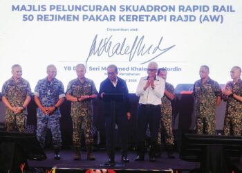 MOHAMED Khaled Nordin melancarkan Skuadron Rapid Rail 50 Rejimen Pakar Keretapi RAJD, Askar Wataniah di Menara Prasarana, Petaling Jaya, semalam. – UTUSAN/SHIDDIEQIIN ZON