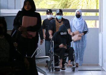 TERTUDUH berkerusi roda hadir pada prosiding keputusan hukuman di Mahkamah Majistret Khas Trafik Seremban hari ini. - UTUSAN/MOHD. SHAHJEHAN MAAMIN