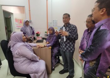 DR. Mohd. Azman Yacob (tengah) menerangkan khidmat-khidmat rawatan kanser yang disediakan di Pink Ribbon Centre, di HPRZ II, Kota Bharu, Kelantan hari ini. - UTUSAN/MUSTAQIM MOHAMED